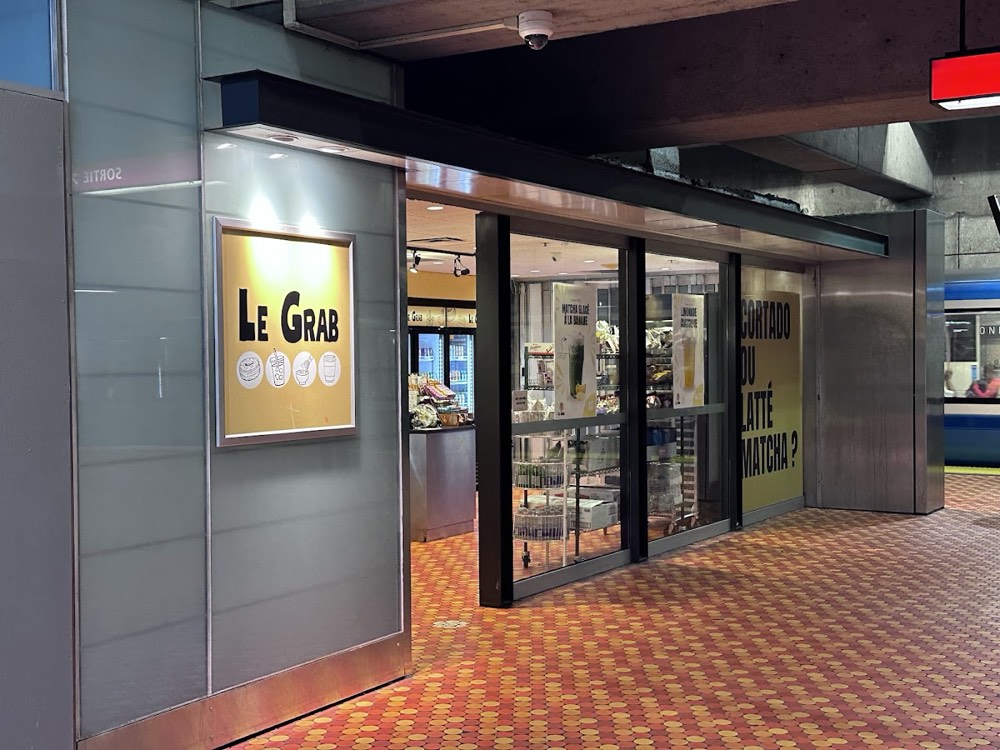 Devanture du kiosque Le Grab dans la station Lionel-Groulx