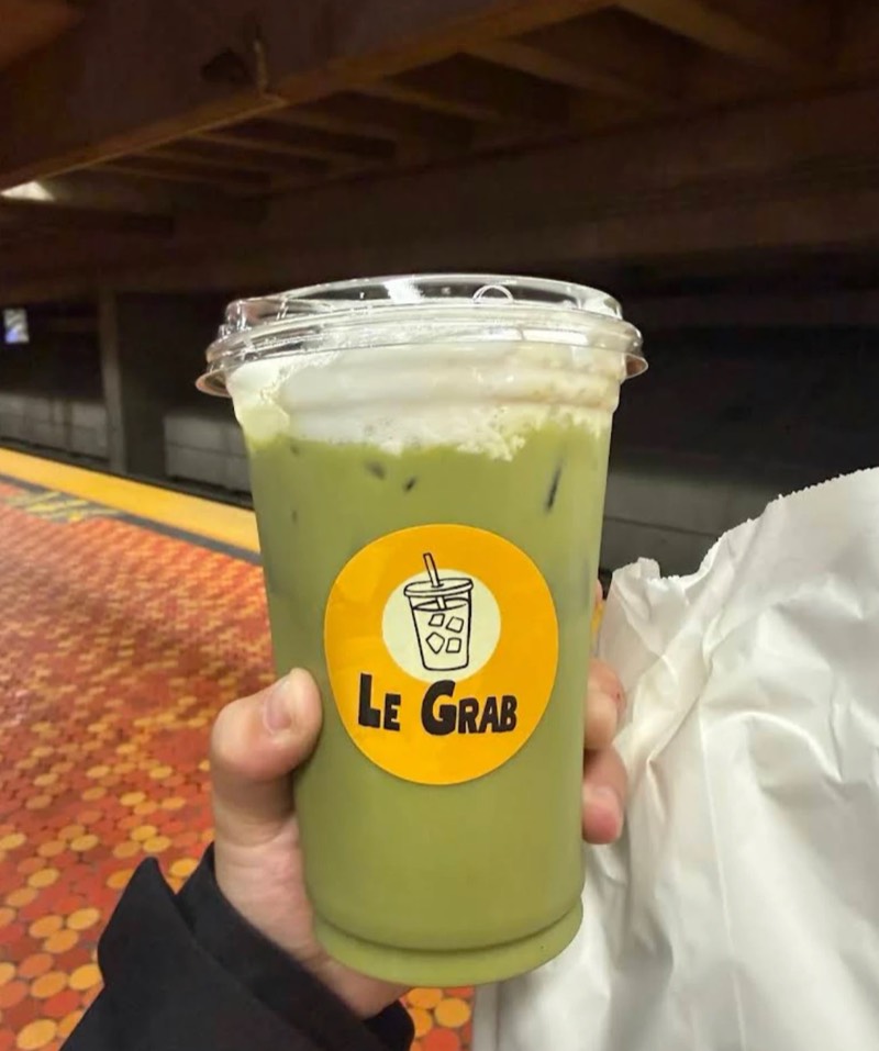 Matcha glacé avec crème fouettée à la noix de coco